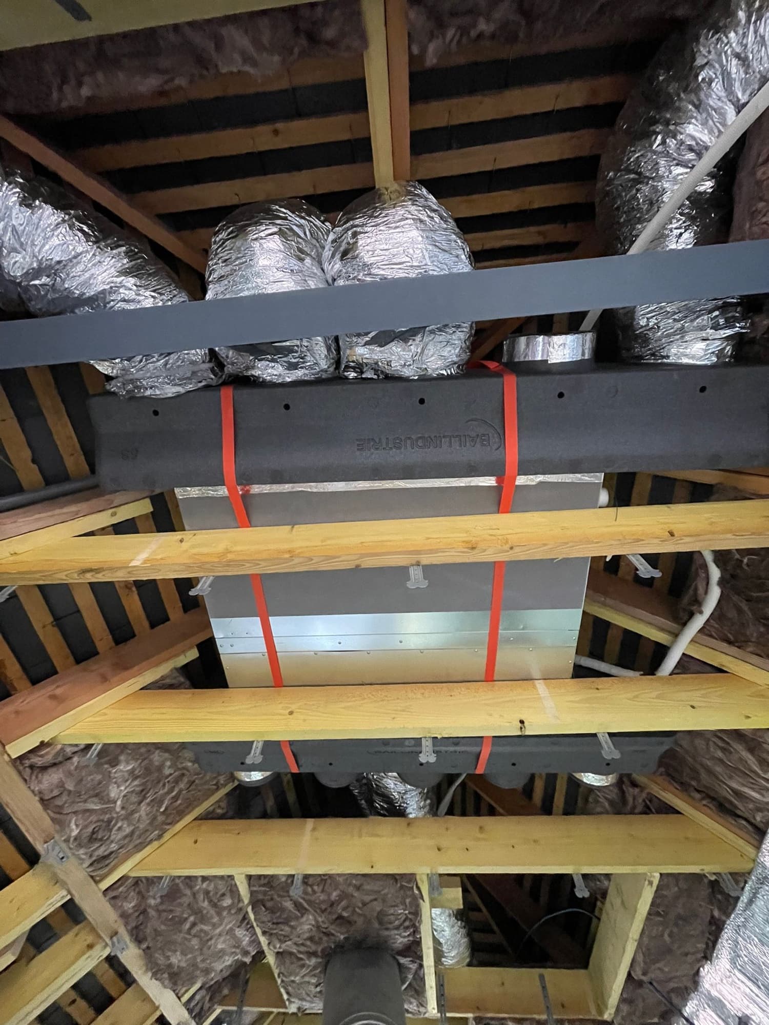 Réseau de gaines de climatisation gainable installé en combles
