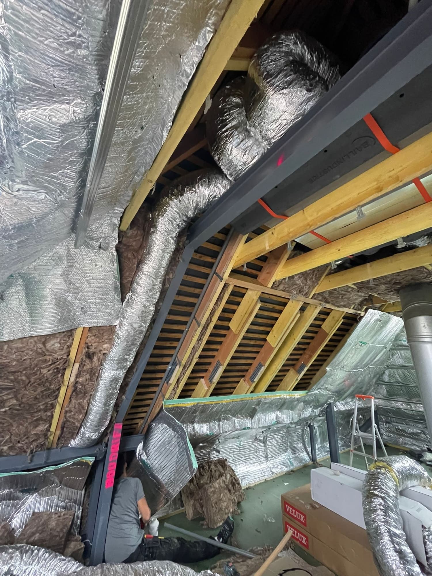 Passage des gaines de climatisation gainable sous la toiture