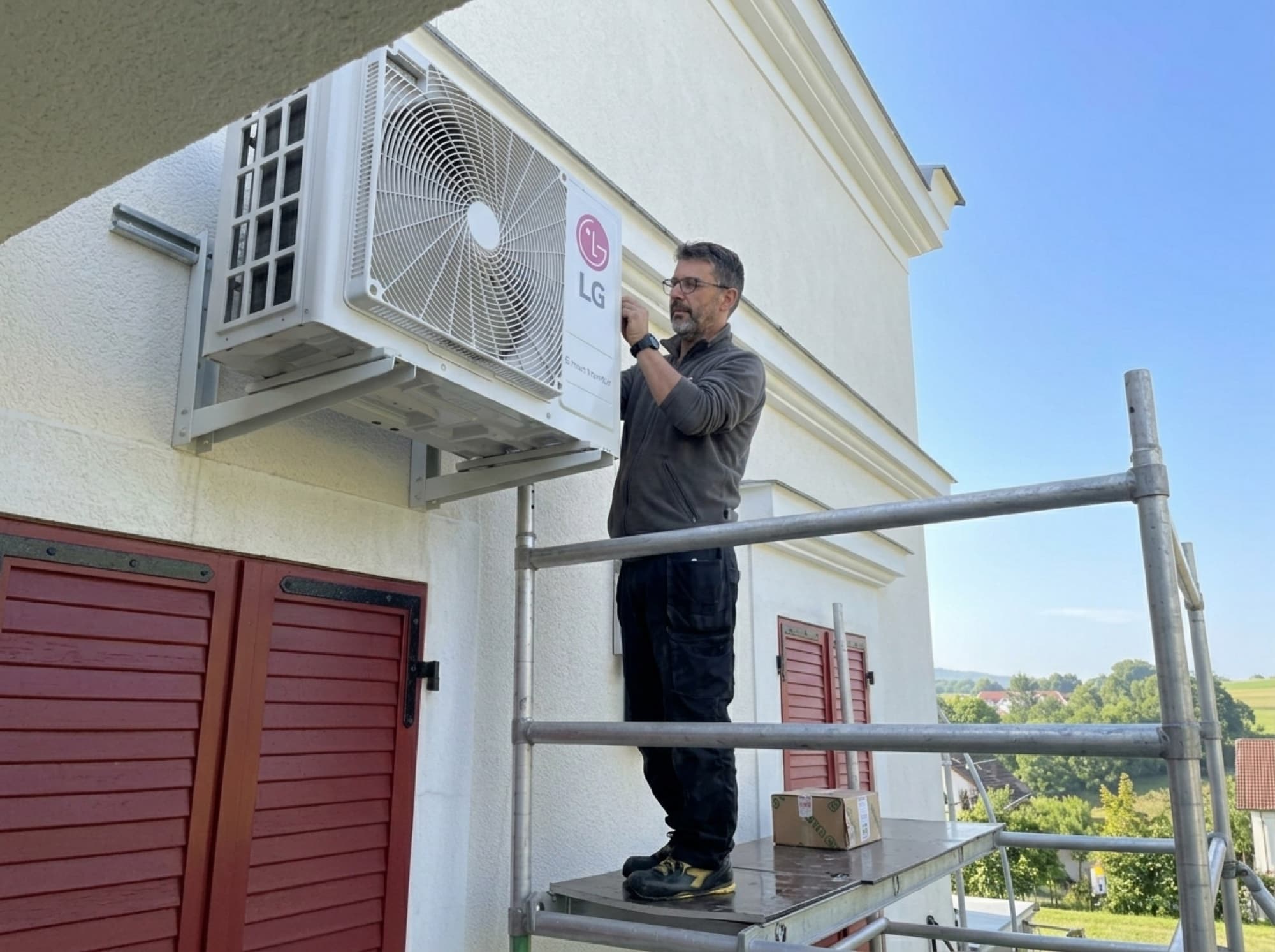 Installation d'un groupe extérieur de climatisation sur échafaudage